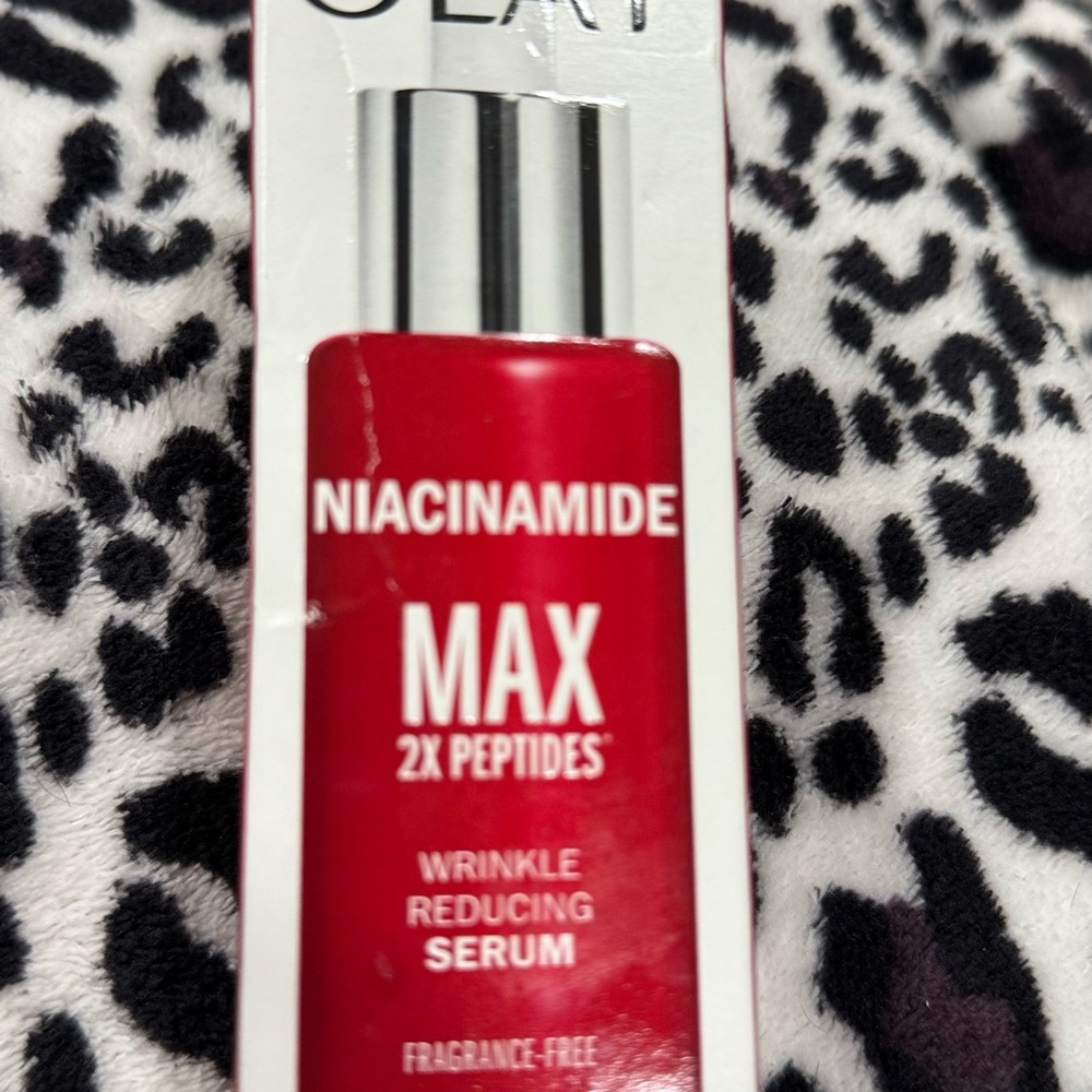 OLAY Niacinamide Max Serum in Red